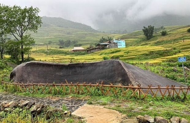 Sapa Ancient rock field